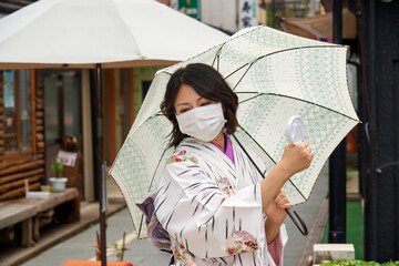 マスク姿の着物女性