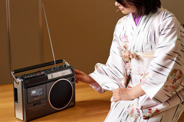 ラジカセと和服姿の女性