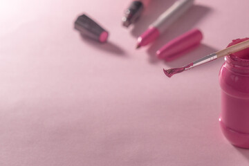 marcadores y pintura rosa sobre fondo rosa 