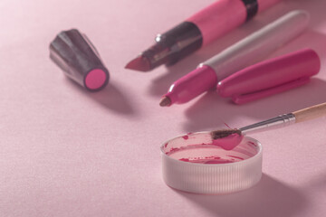 Obraz na płótnie Canvas marcadores y pintura rosa sobre fondo rosa 