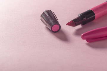 marcadores y pintura rosa sobre fondo rosa 