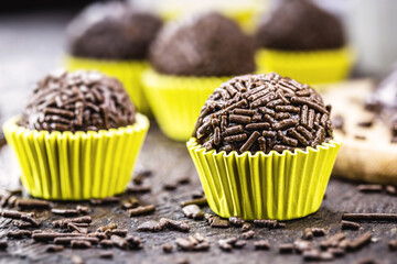 The brigadeiro is a typical sweet of Brazilian cuisine, with its presence at birthday parties. He is also known in Rio Grande do Sul by the name of negrinho