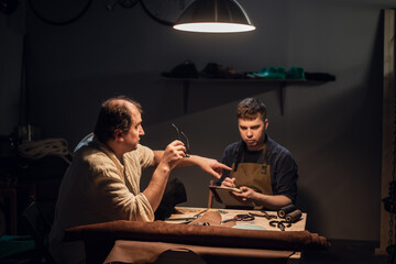 a father-shoemaker passes on to his son the experience of hand-making shoes in his workshop