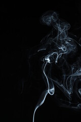 Dym z kadzidła na czarnym tle