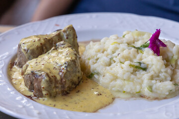 Delicioso prato de risoto de alho poró acompanhado de filé mignon ao molho mostarda. 