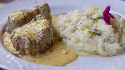 Delicioso prato de risoto de alho poró acompanhado de filé mignon ao molho mostarda. 