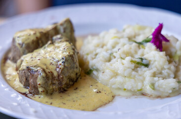 Delicioso prato de risoto de alho poró acompanhado de filé mignon ao molho mostarda. 