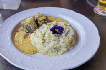 Delicioso prato de risoto de alho poró acompanhado de filé mignon ao molho mostarda. 