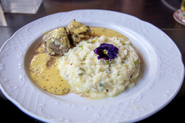 Delicioso prato de risoto de alho poró acompanhado de filé mignon ao molho mostarda. 