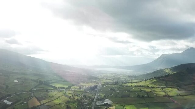 Valle en Imbabura en Ecuador, lago San Pablo. Tomas con drone