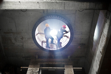 Obreros realizan trabajos durante la construcción de una hidroeléctrica.