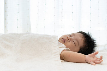 Fototapeta na wymiar 眠っている赤ちゃんの顔を横から撮った写真