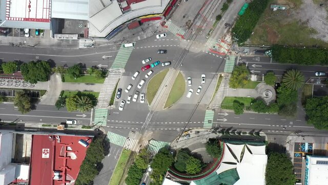 Vista a&eacute;rea cenital sobre el cruce de Av. F. C. de Cuernavaca y Ejercito Nacional con algunos peatones y autos circulando
