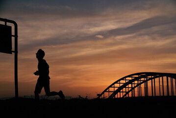 夕陽の中を走る少年