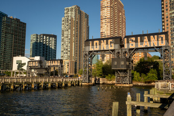 Fototapeta na wymiar Long Island City Piers on the East River at Gantry State Park