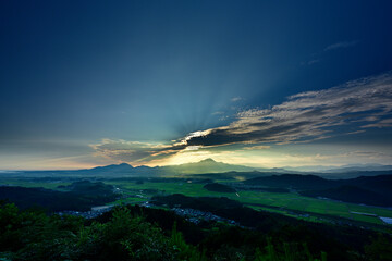 大山の夜明け