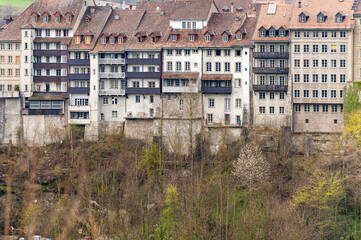 Fassaden alter Wohnhäuser in der historischen Altstadt von Fryburg, Schweiz
