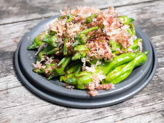 山やキャンプで調理するアウトドアごはん・山ごはん【ししとう】