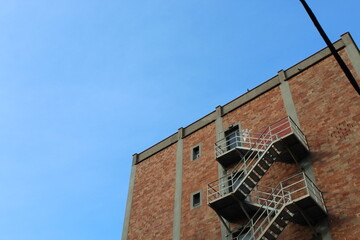 Edificio con Escalera en exterior.