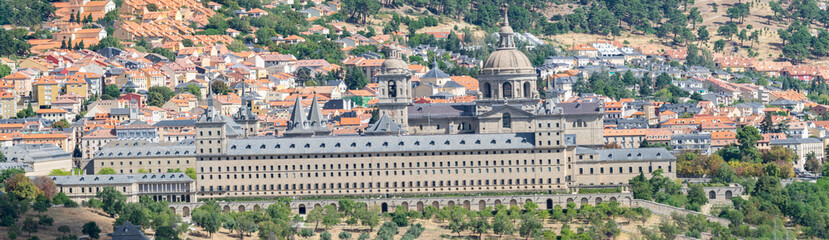 Fototapeta na wymiar Panorámica del Monasterio de San Lorenzo de El Escorial (San Lorenzo de El Escorial, Madrid, España)