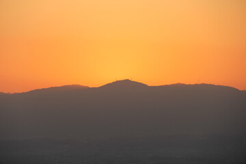 稜線と夕焼けで真っ赤になった空