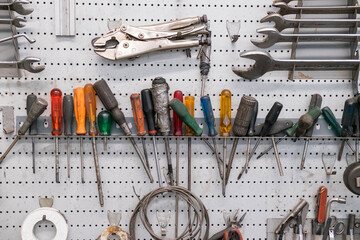 Panel de metal de herramientas en un taller