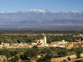 Fototapeta na wymiar Jebel Toubkal(4167m.) desde Tioute.Valle del Sous.Antiatlas.Marruecos.