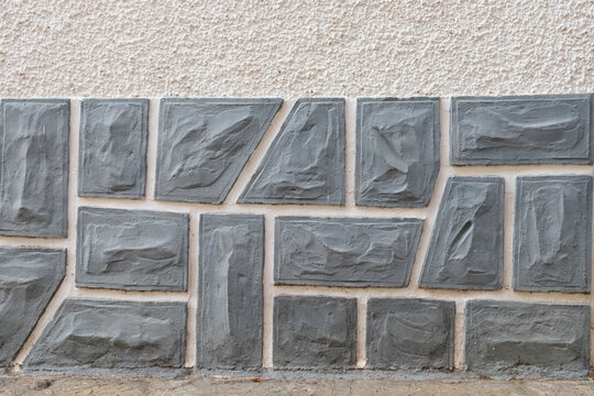 Pared de piedra con formas geom&eacute;tricas 