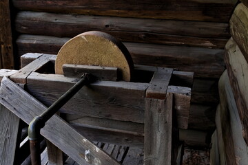 Antique grinding stone in wood, iron and rock, made for sharpening knives and other metal tools.