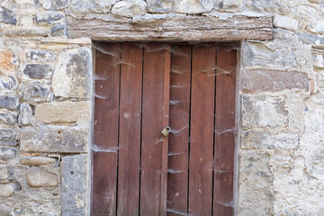 Fototapeta na wymiar Puerta de madera antigua con telarañas