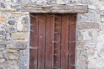 Puerta de madera antigua con telarañas