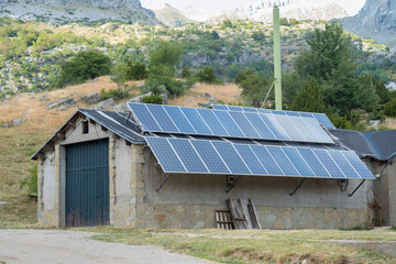 Nave en la montaña con paneles solares