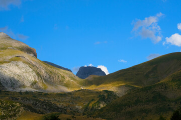 Fototapeta na wymiar Montaña verde con cielo azul