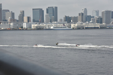 Obraz premium 都心とマリンバイク