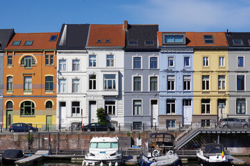 Fototapeta na wymiar Reflets de maisons colorées à Gand, Belgique