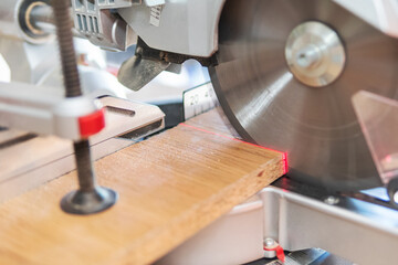 circular saw cuts the board