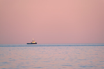 Naklejka premium Tugboat on sunset