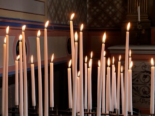 Viele brennende Kerzen in einer Kirche 
