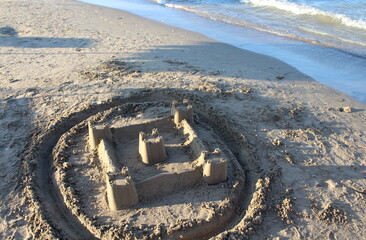 Castello di sabbia al mare in Estate per divertimento e relax