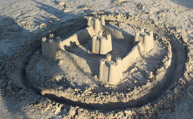 Castello di sabbia al mare in Estate per divertimento e relax