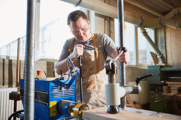 Schreiner an Bohrmaschine mit Laseranzeige
