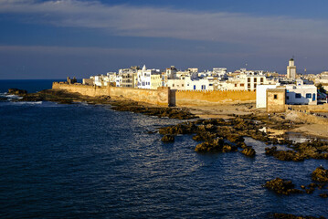 Fototapeta na wymiar Skala de la casbah vista desde la Skala del puerto.Essaouira (mogador). Costa Atlantica. Marruecos. Magreb. Africa.