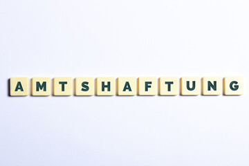 Amtshaftung in Buchstaben auf weißem Hintergrund