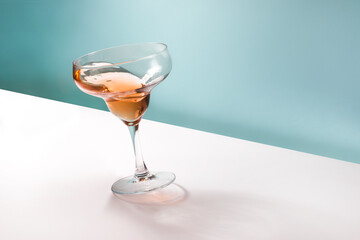 Mockup de cocktail en copa de cristal sobre fondo blanco y azul