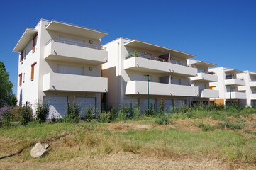 Logement moderne bâtiment blanc immeuble de lotissement de petite ville de France calme et propre avec accès pour handicap