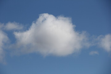 爽やかな青空と白い雲