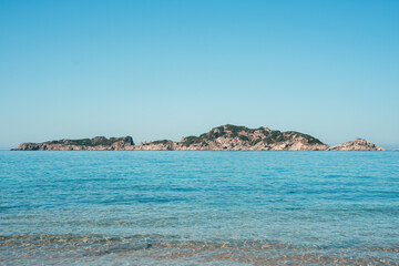 Veduta di un'isola da sola in mare. Corfù, Grecia