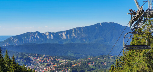 Blick auf Postavaru bei Poiana Brasov mit Skilift im Vordergrund