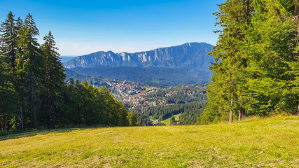 Blick auf den Skiort Predeal vor Postavaru Höhenzug in den rumänischen Karpaten zwischen Bukarest...