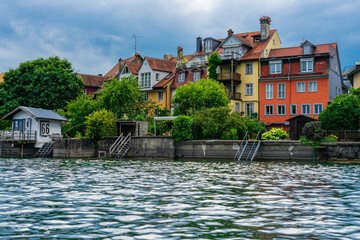 Blick auf die am Wasser liegenden Gärten der Lindauer Insel, Bodensee; Blick von Seeseite auf die...
